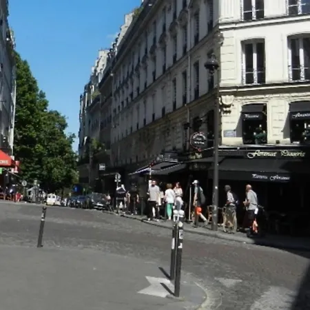 Very Large Private With Own Bathroom, In Montmartre Homestay Paris