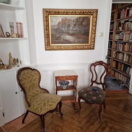 Very Large Private With Own Bathroom, In Montmartre Homestay Paris